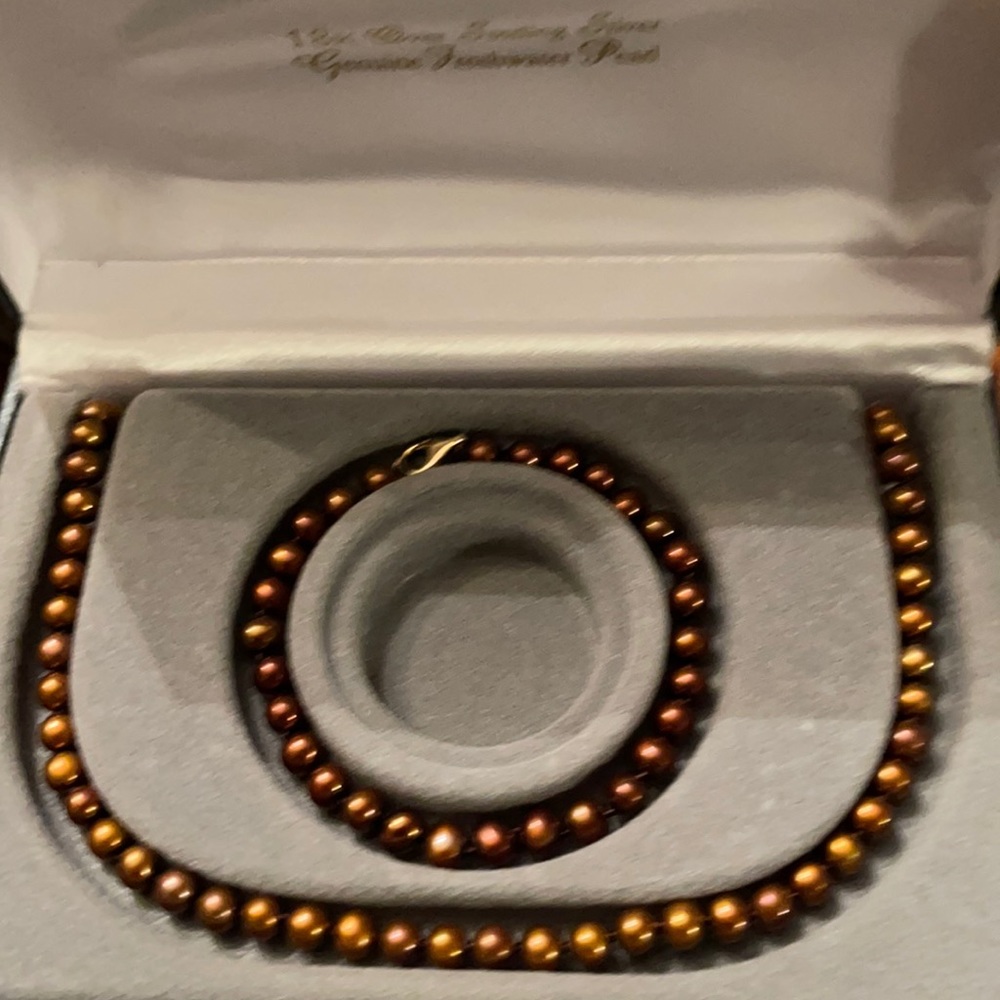 Fresh water pearls necklace and bracelet